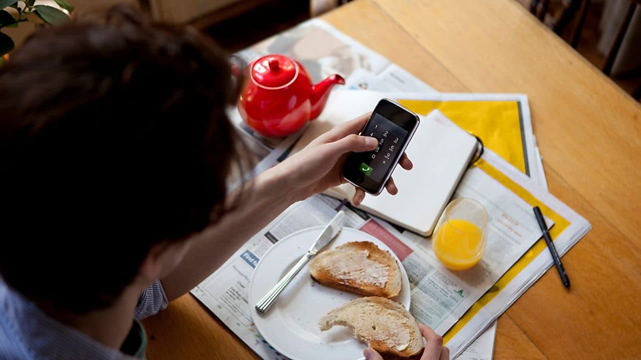 homme sur un téléphone