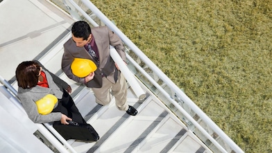 Deux personnes marchant dans les escaliers