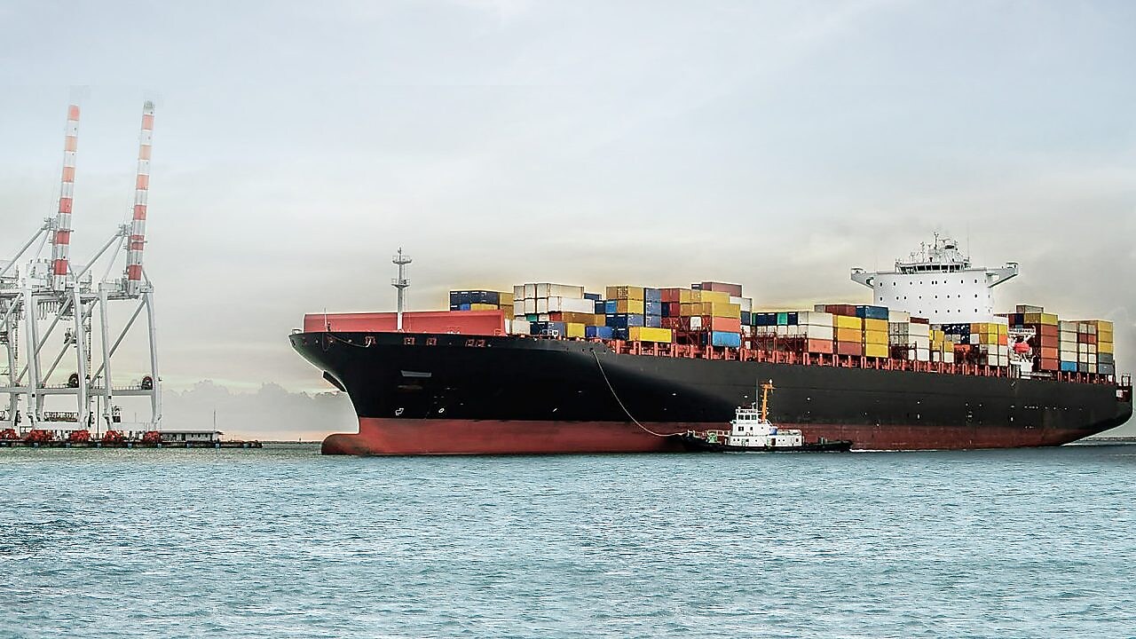 grand pétrolier en mer chargé de caisses de conteneurs