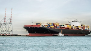 grand pétrolier en mer chargé de caisses de conteneurs