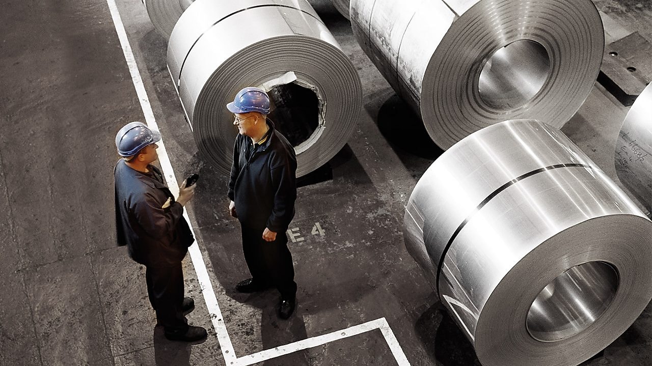 deux ouvriers dans une usine de métallurgie