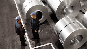 deux ouvriers dans une usine de métallurgie