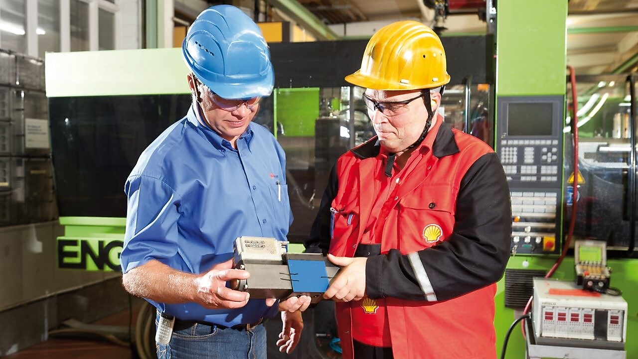 workers talking on site