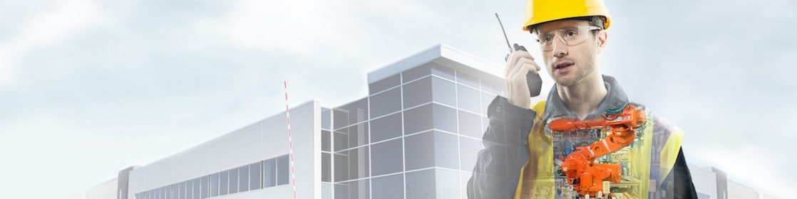 un homme portant un casque jaune parlant dans une radio transposé sur un fond montrant un grand bâtiment