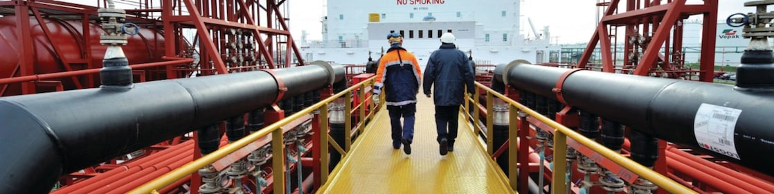 Employé Shell marchant sur une passerelle de pétrolier