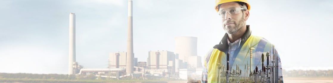 ouvrier portant un casque jaune transposé sur un fond de centrale électrique