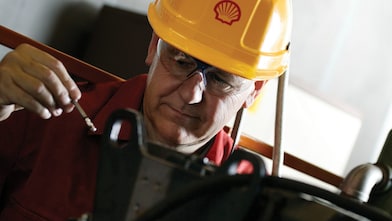 employé Shell portant un casque