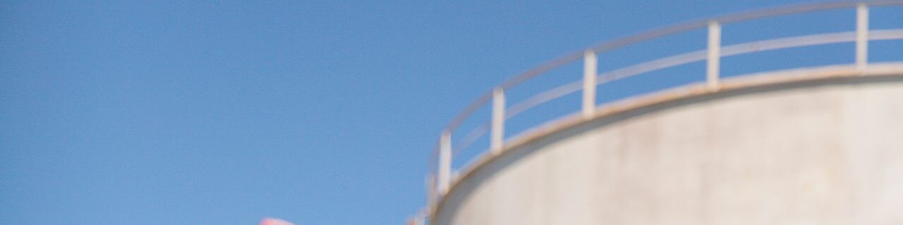 ouvrier sur site portant un casque