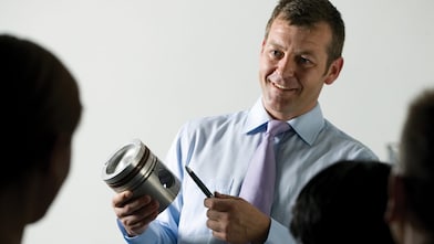 homme en pleine présentation