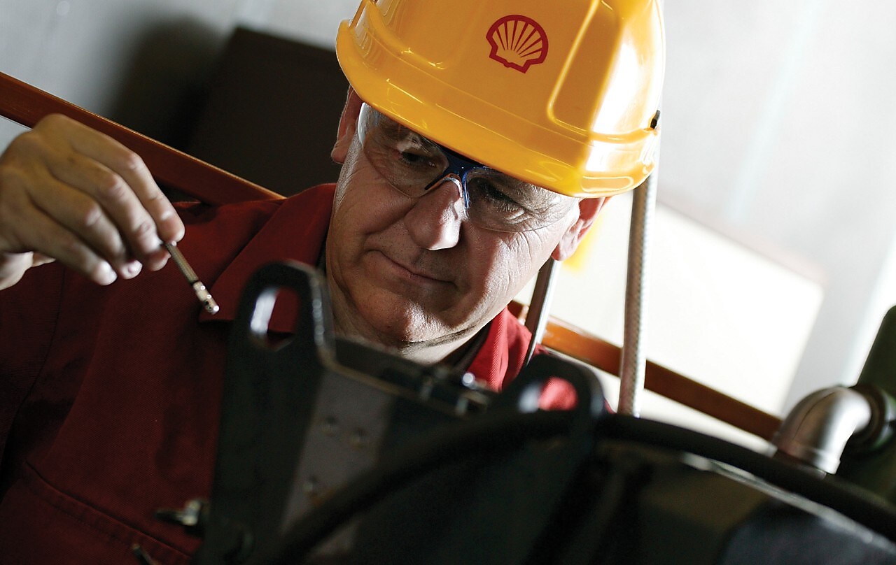 employé Shell portant un casque