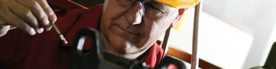 employé Shell portant un casque