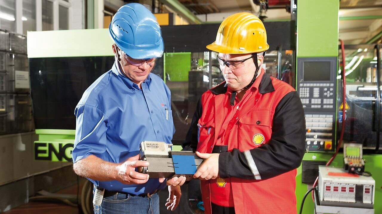 workers-talking-on-site