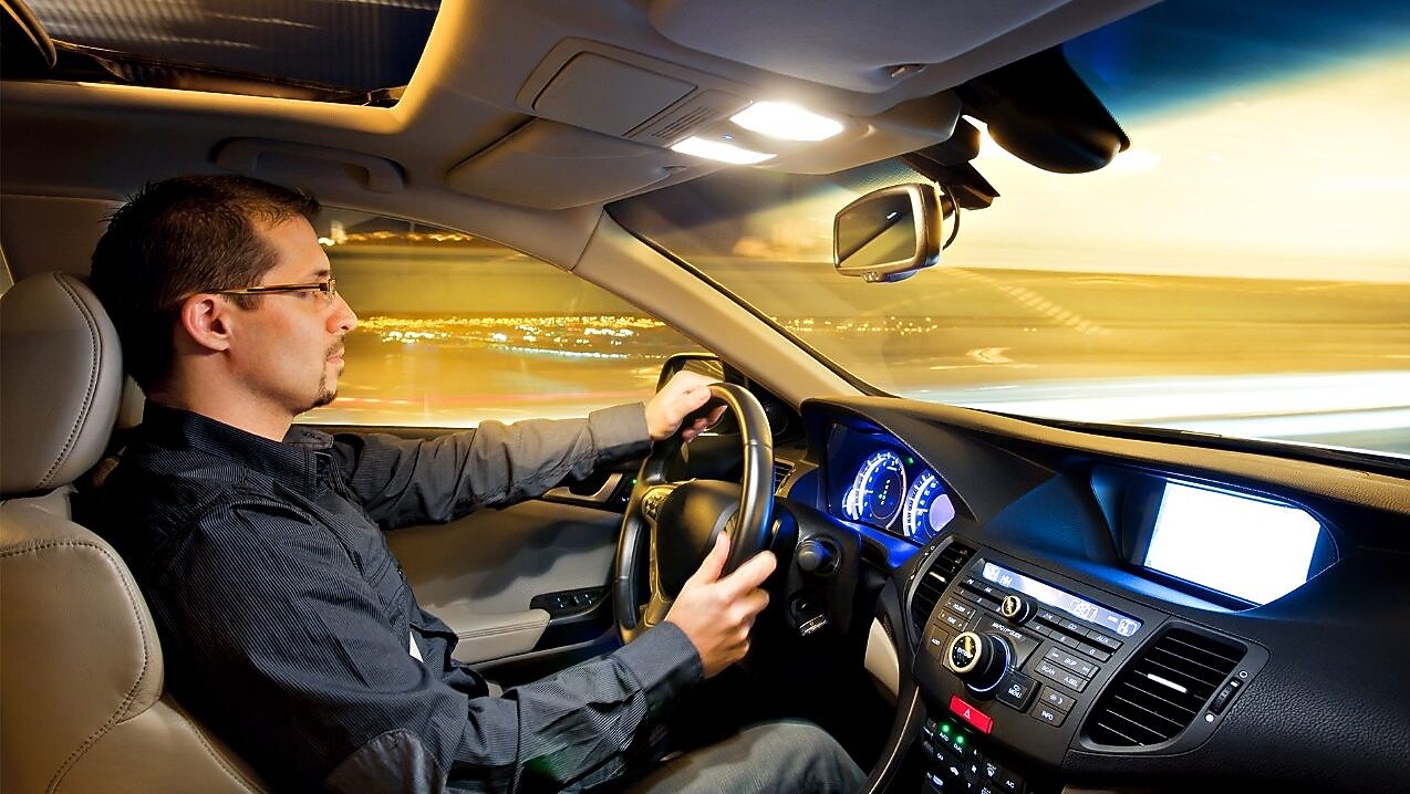 Homme conduisant dans une voiture