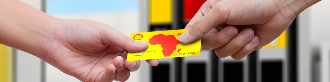 Client payant avec sa carte carburant Shell dans une station-service Shell