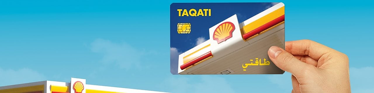 Client qui tend sa carte taqati