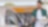 Automobilistes souriant qui revient d'un shop shell select avec ses achats