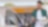 Automobilistes souriant qui revient d'un shop shell select avec ses achats