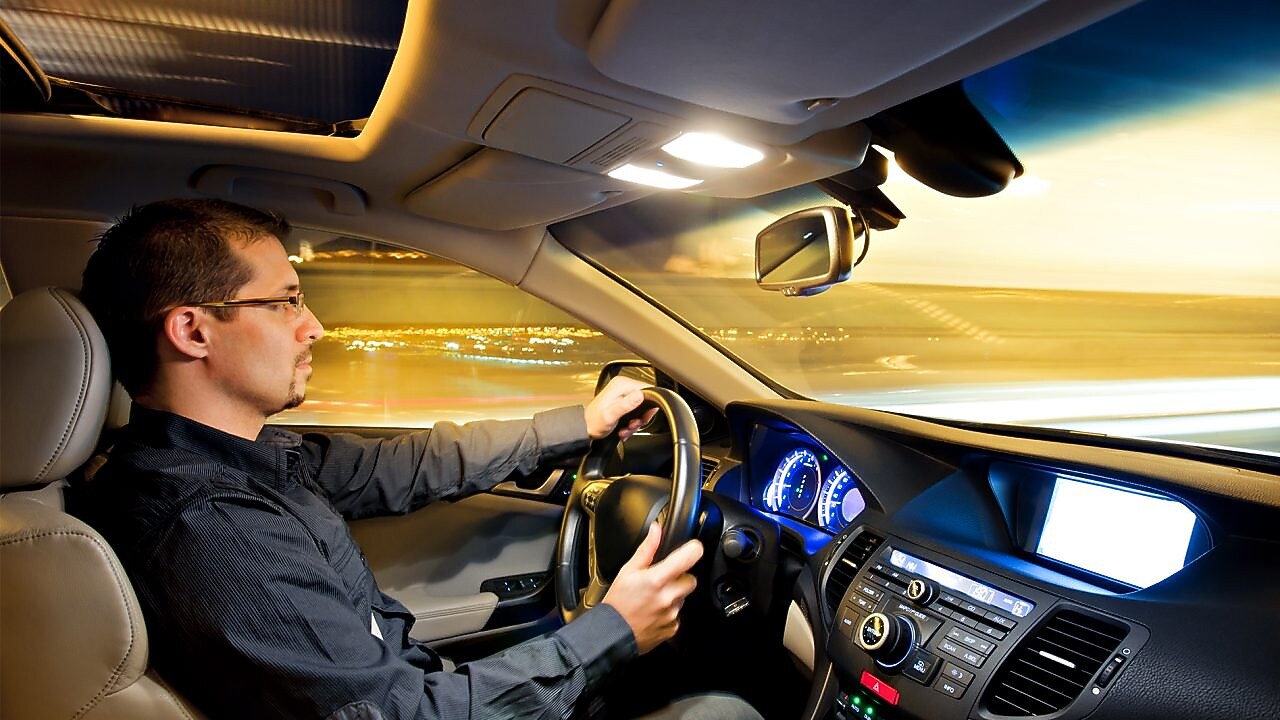Homme faisant le plein de sa voiture à une pompe à essence
