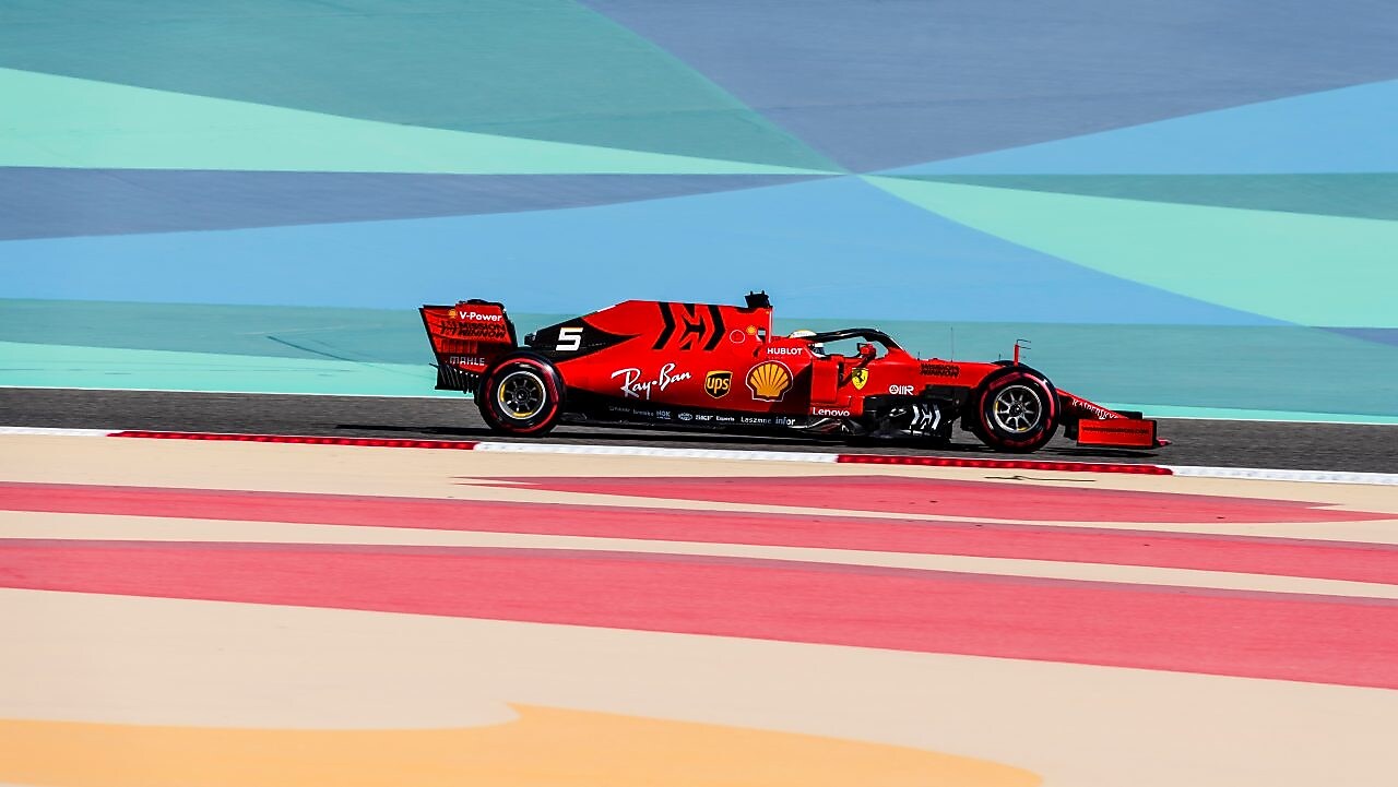 Voiture de Formule 1 Ferrari roulant sur un circuit coloré 