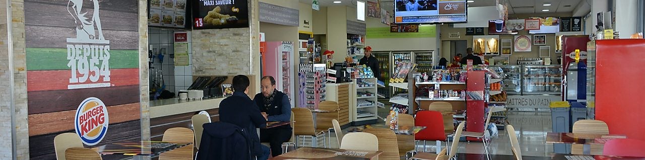 Espace de restauration au sein d'une station Shell