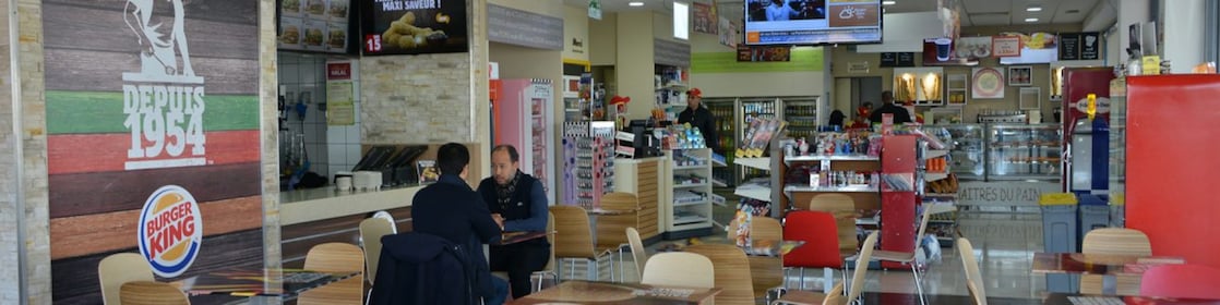 Espace de restauration au sein d'une station Shell