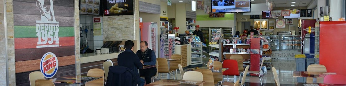 Espace de restauration au sein d'une station Shell