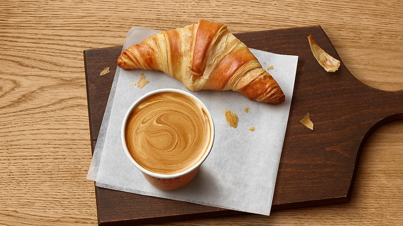 Croissant doré accompagné d'un bon café