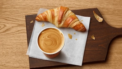 Croissant doré accompagné d'un bon café