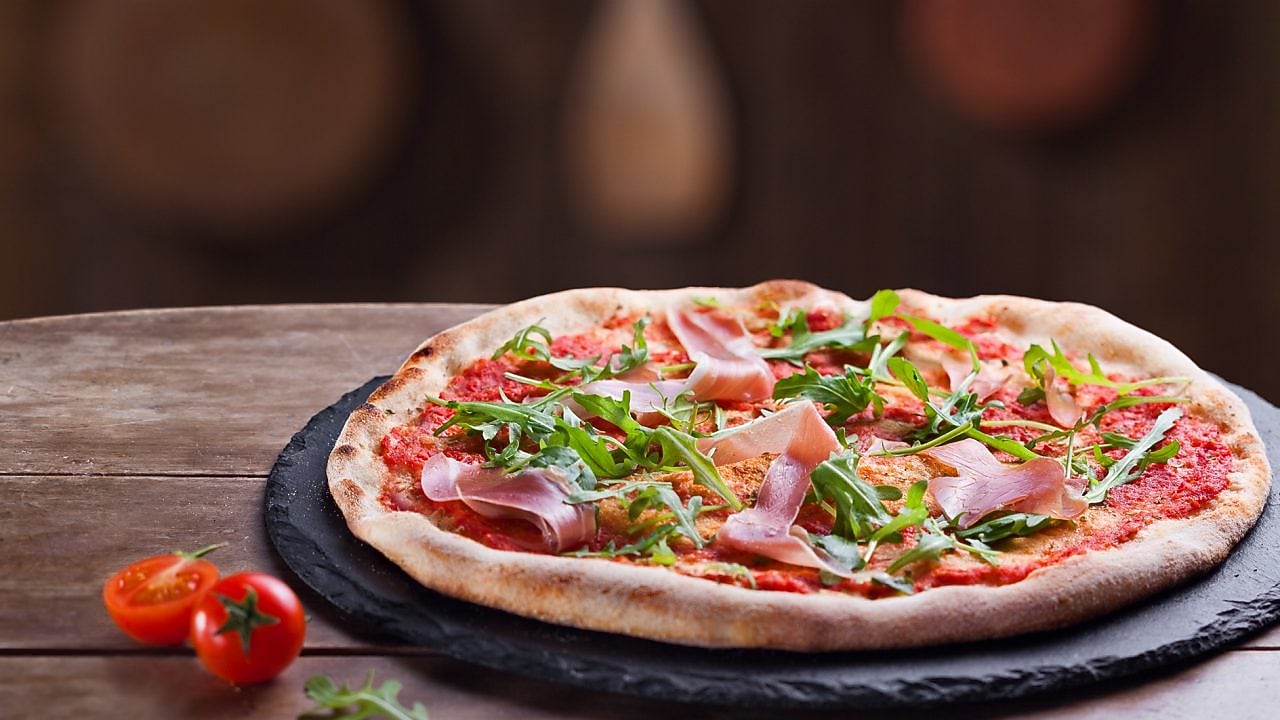 Pizza fraiche qui semble sortir du four