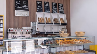 Espace cafe et patisserie d'une station-service Shell