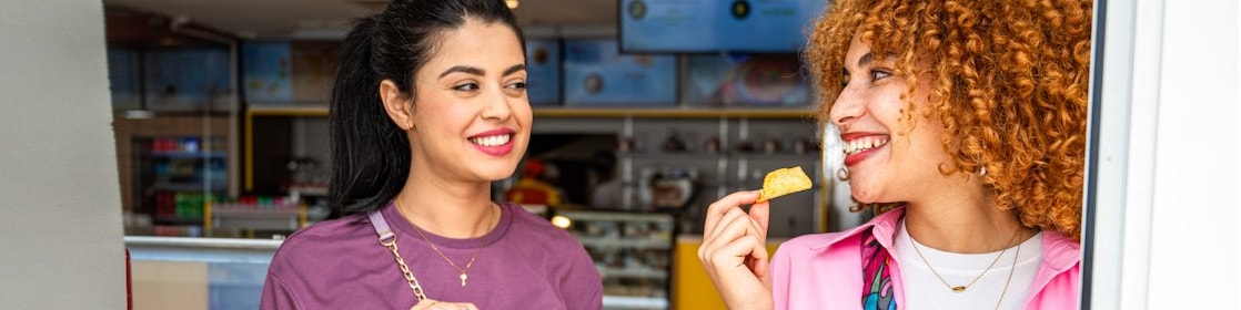 Cliente en train de choisir un gateau dans une station Shell