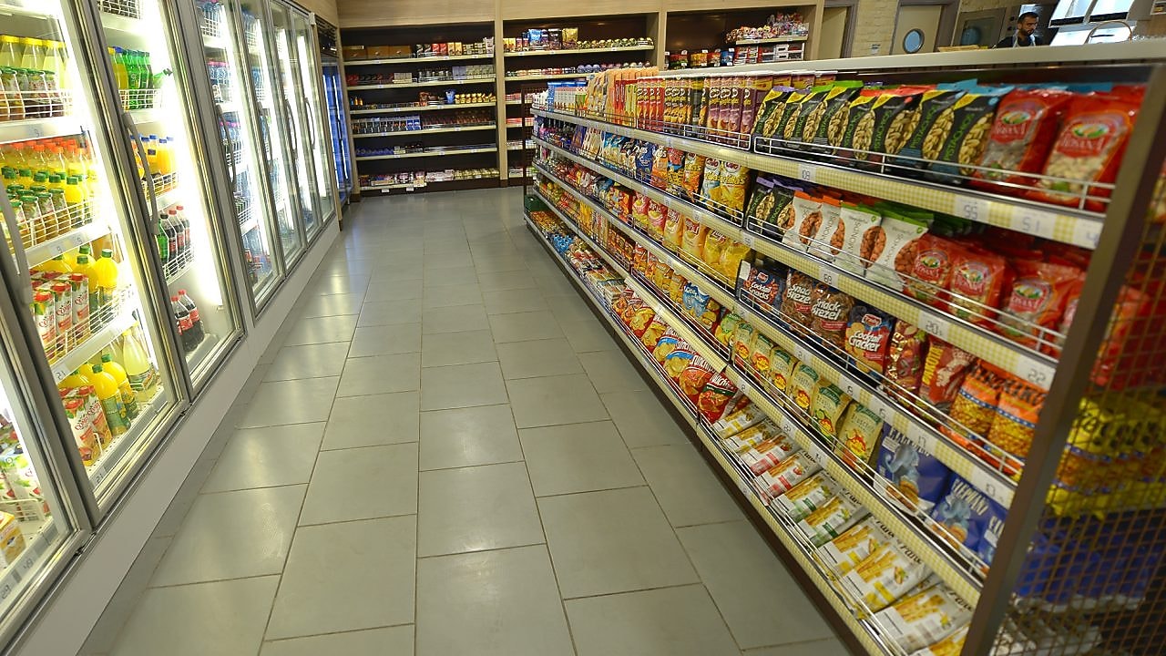 Interieur d'un Shop Select Shell aux rayons bien remplis