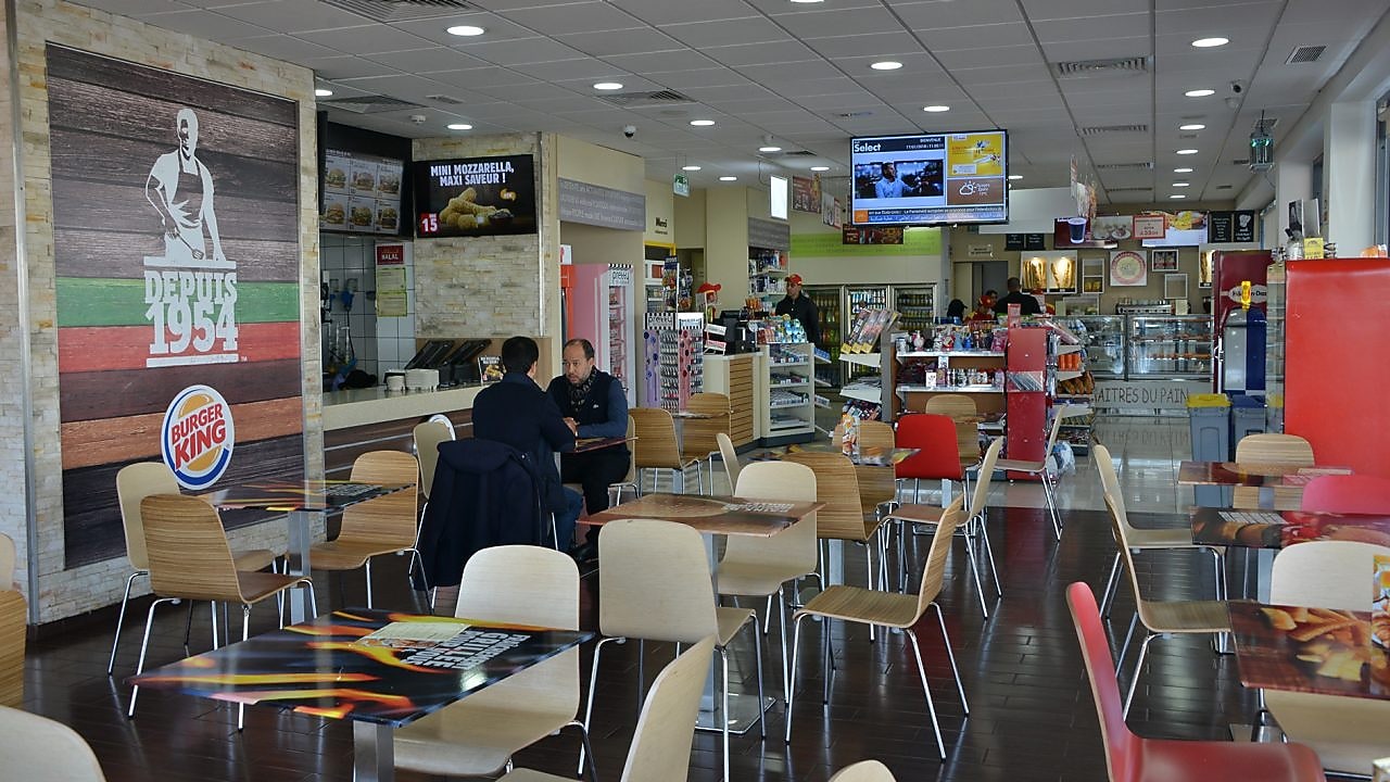 Espace de restauration au sein d'une station Shell