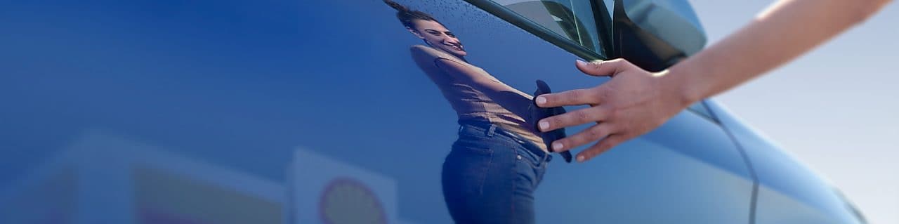 Voiture rutilante dans laquelle se reflete le logo Shell