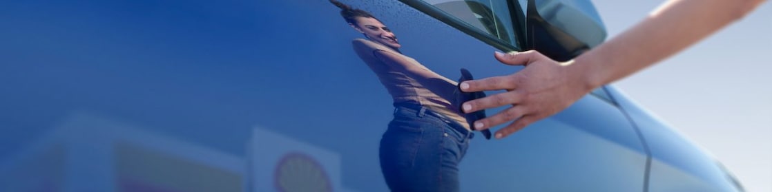 Voiture rutilante dans laquelle se reflete le logo Shell