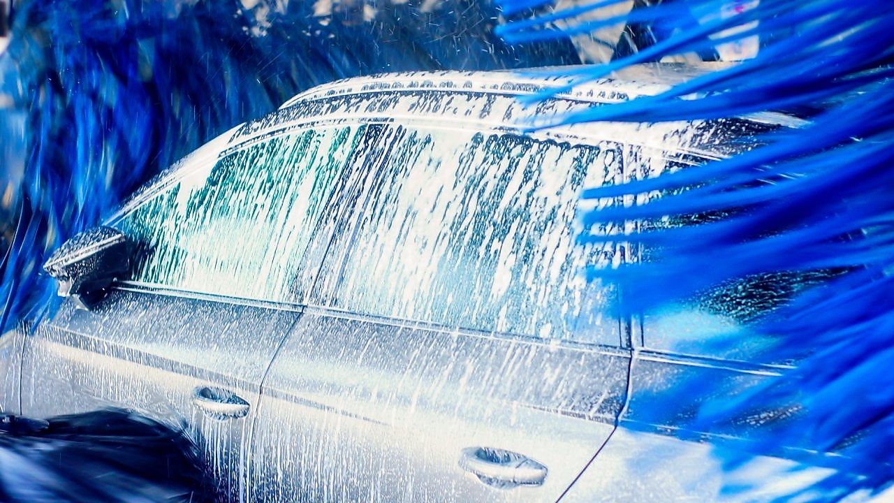 Voiture en train de passer aux rouleaux de la station de lavage