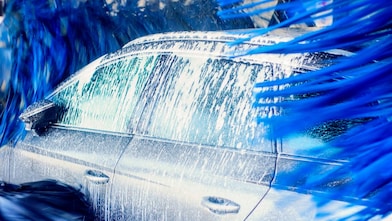 Voiture en train de passer aux rouleaux de la station de lavage
