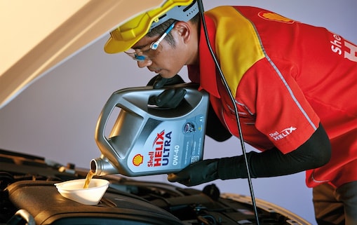 homme versant l'huile