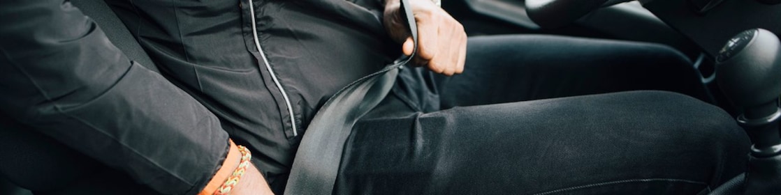 Personne attachant leur ceinture de sécurité