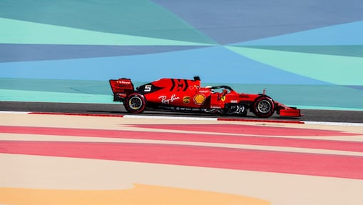Voiture de Formule 1 Ferrari roulant sur un circuit coloré 