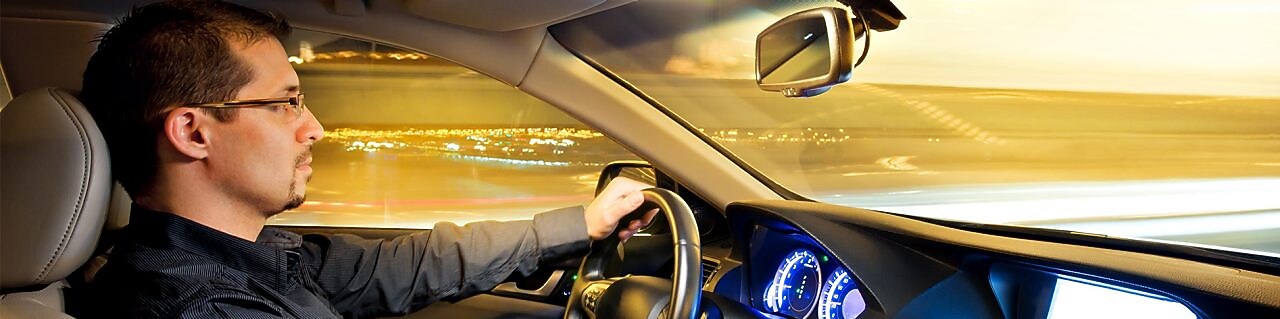 Homme conduisant dans une voiture