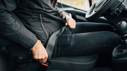 Personne attachant leur ceinture de sécurité