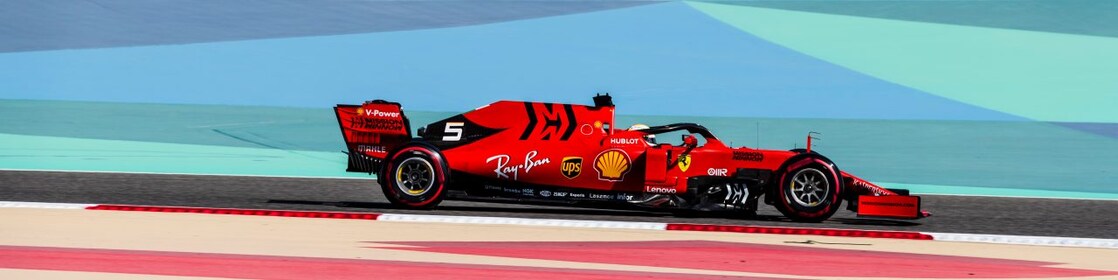 Voiture de Formule 1 Ferrari roulant sur un circuit coloré