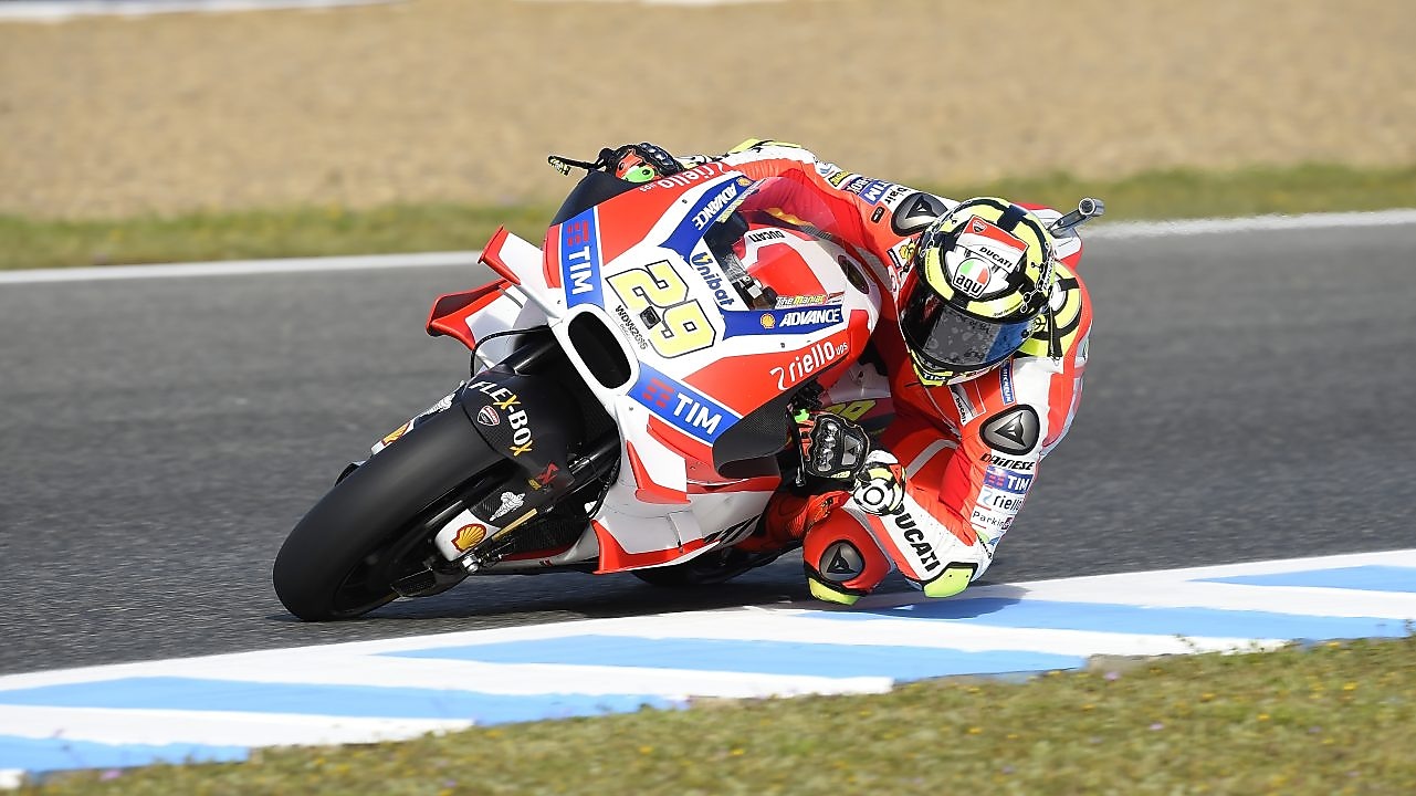 Pilote sur une superbike Ducati abordant un virage dans une course