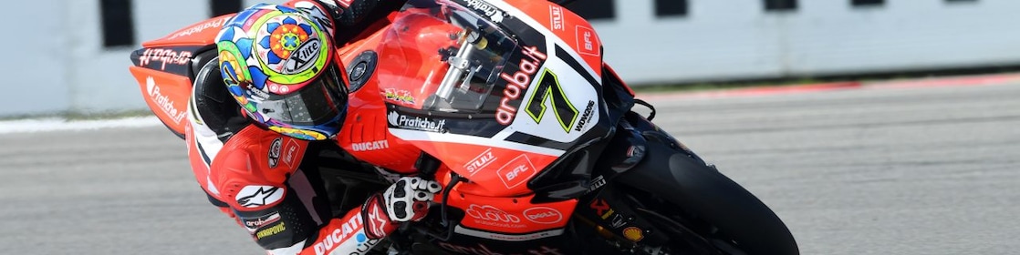 Pilote Ducati sur une superbike pendant une course de championnat du monde de Superbike