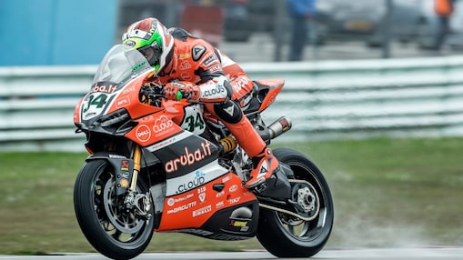 Pilote Ducati sur une ligne droite lors du championnat du monde de Superbike