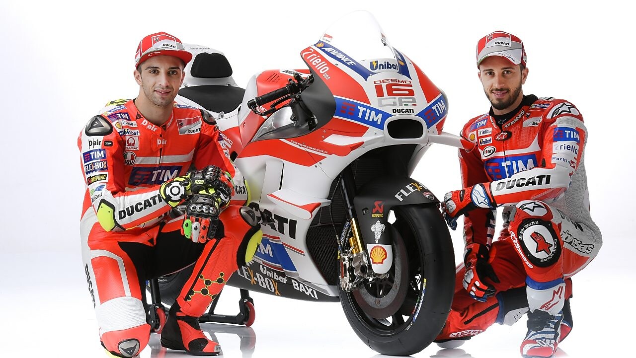 Deux pilotes Ducati&nbsp;2016 posant devant une moto Ducati