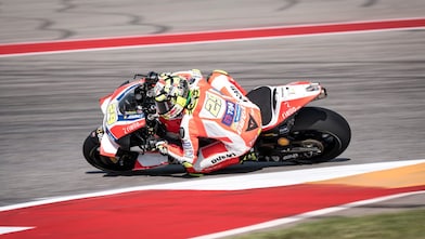 Pilote moto Ducati pendant une course du motogp