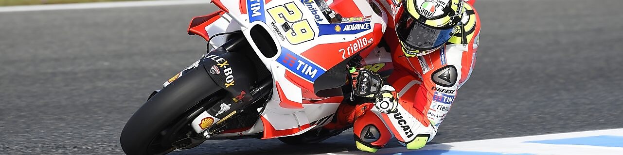 Pilote sur une superbike Ducati abordant un virage dans une course