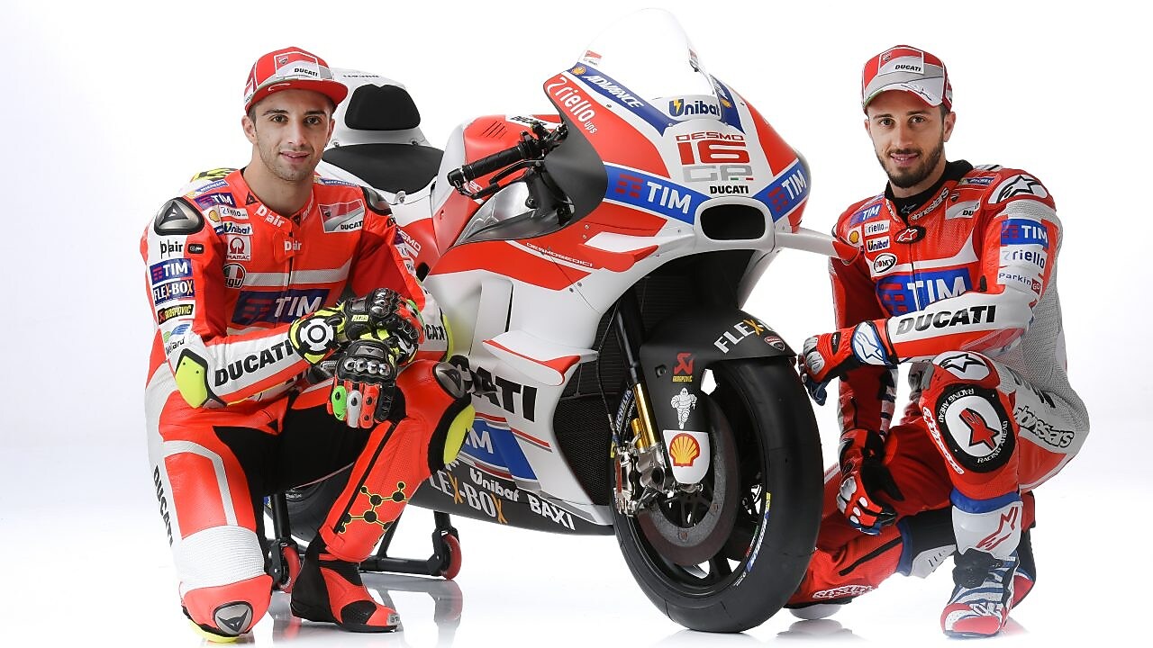 Deux pilotes Ducati&nbsp;2016 posant devant une moto Ducati